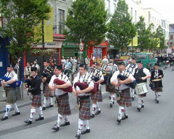 parade_of_pipers_tralee